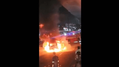 पीवीएनआर एक्सप्रेस वे पर जलती कार का दृश्य