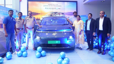 हैदराबाद के पीपीएस मोटर्स शोरूम में लॉन्च होती MG विंडसर प्रो कार