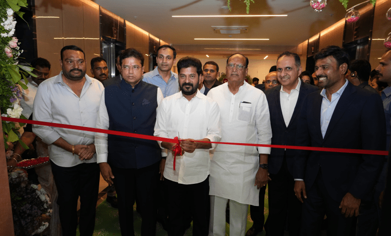 मुख्यमंत्री रेवंत रेड्डी सोनाटा सॉफ्टवेयर के फेसिलिटी सेंटर का उद्घाटन करते हुए