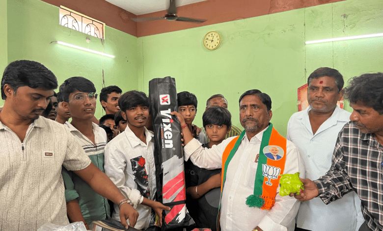 बच्चों को खेल सामग्री वितरित करते गोशामहल पार्षद पी. लाल सिंह