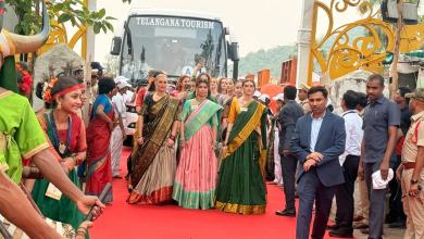 साड़ी में सजी मिस वर्ल्ड प्रतियोगी रामप्पा मंदिर में पूजा करती हुईं