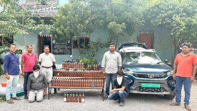 शमशाबाद पुलिस द्वारा जब्त की गई शराब की बोतलों से भरी कार