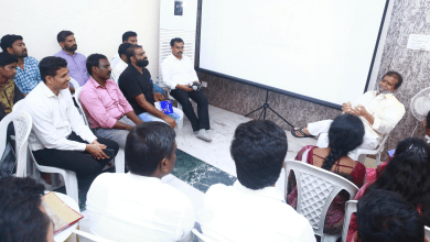 स्वास्थ्य मंत्री छात्र नेताओं के साथ बैठक करते हुए