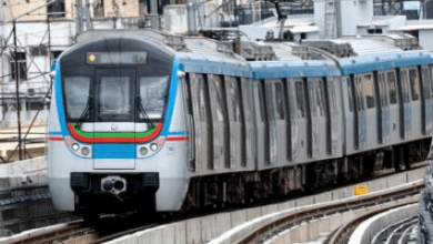 हैदराबाद मेट्रो स्टेशन पर बढ़े किराए को लेकर प्रदर्शन करते भारत राष्ट्र समिति के विधायक