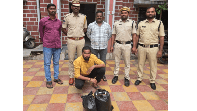 STF और आबकारी पुलिस द्वारा गांजे के साथ पकड़े गए आरोपी की गिरफ्तारी का दृश्य