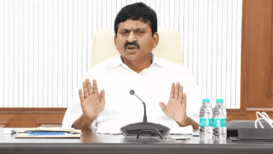 मंत्री श्रीनिवास रेड्डी वीडियो कॉन्फ्रेंस के माध्यम से जिलाधीशों को निर्देश देते हुए