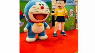 डोरेमोन और नोबिता इनऑर्बिट मॉल में बच्चों से मिलते हुए