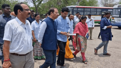 टीजीएसआरटीसी एमडी सज्जनार आदिलाबाद डिपो के निरीक्षण के दौरान स्टाफ से बात करते हुए