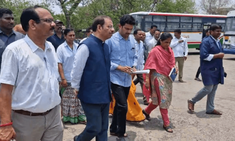 टीजीएसआरटीसी एमडी सज्जनार आदिलाबाद डिपो के निरीक्षण के दौरान स्टाफ से बात करते हुए