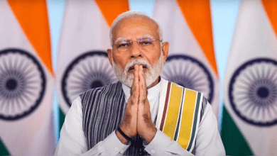 प्रधानमंत्री नरेंद्र मोदी बीकानेर में परियोजनाओं का शिलान्यास करते हुए और जनसभा को संबोधित करते हुए