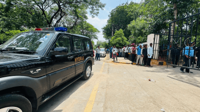 HYDRAA भर्ती के लिए हैदराबाद में कार्यालय के बाहर नौकरी के इच्छुक युवाओं की लंबी कतारें