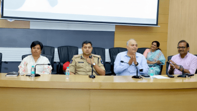 सुरक्षा कवच कार्यक्रम में छात्रों और शिक्षकों को ड्रग्स से दूर रहने का संदेश देते संदीप शांडिल्य