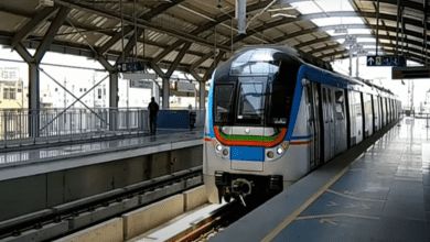 हैदराबाद मेट्रो स्टेशन पर यात्री, किराया छूट की घोषणा के बाद भीड़