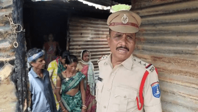 हैदराबाद के नारसिंगी लेबर कैंप में लगी आग के बाद जली हुई झोपड़ियों का दृश्य