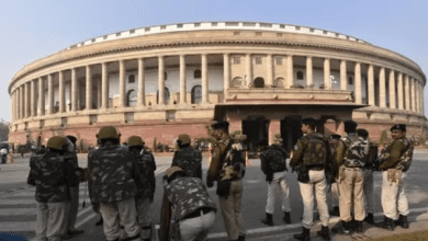 दिल्ली सरकार ने अधिकारियों की छुट्टियां बहाल कीं