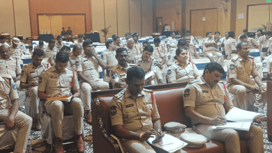 डीसीपी कोटी रेड्डी पुलिस अधिकारियों के साथ बैठक में निर्देश देते हुए