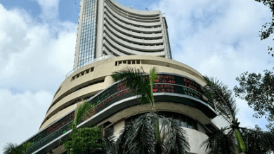 शेयर बाजार में गिरावट दर्शाता ग्राफ और चिंतित निवेशक