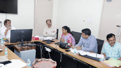 तेलंगाना के स्वास्थ्य मंत्री कोविड व मौसमी बीमारियों पर समीक्षा करते हुए