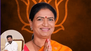 डी. के. अरुणा हैदराबाद में मीडिया को संबोधित करते हुए