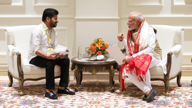 मुख्यमंत्री रेवंत रेड्डी प्रधानमंत्री नरेंद्र मोदी से मेट्रो परियोजना पर चर्चा करते हुए