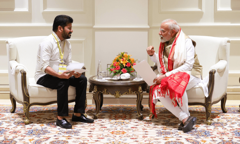मुख्यमंत्री रेवंत रेड्डी प्रधानमंत्री नरेंद्र मोदी से मेट्रो परियोजना पर चर्चा करते हुए