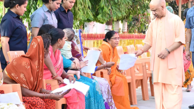 गोरखनाथ मंदिर में जनता दर्शन के दौरान सीएम योगी आदित्यनाथ