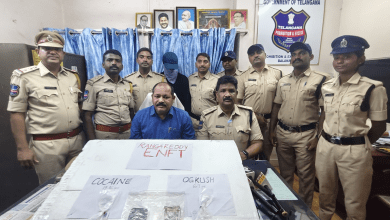 कोकीन जब्ती के दौरान पुलिस द्वारा बरामद मादक पदार्थ"