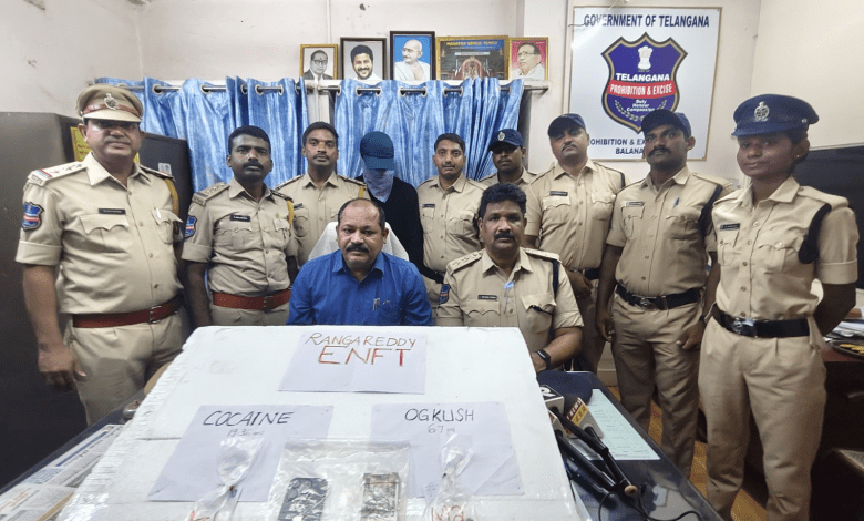 कोकीन जब्ती के दौरान पुलिस द्वारा बरामद मादक पदार्थ"