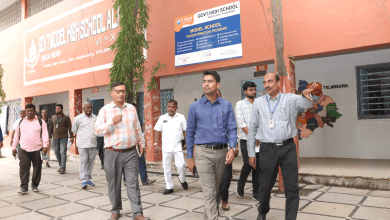हैदराबाद जिला कलेक्टर अनुदीप दुरीशेट्टी आलिया मॉडल स्कूल का निरीक्षण करते हुए