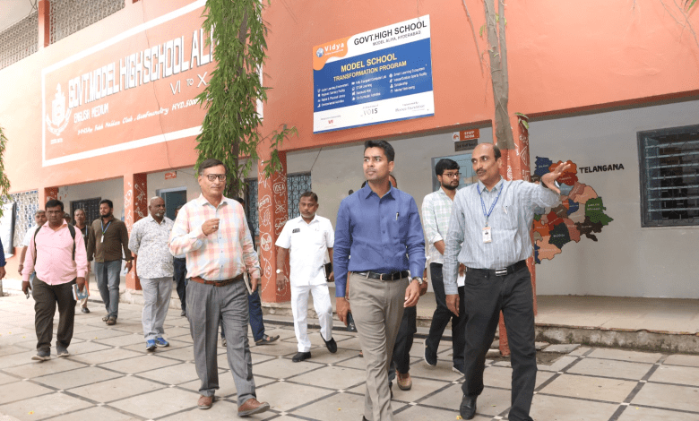 हैदराबाद जिला कलेक्टर अनुदीप दुरीशेट्टी आलिया मॉडल स्कूल का निरीक्षण करते हुए