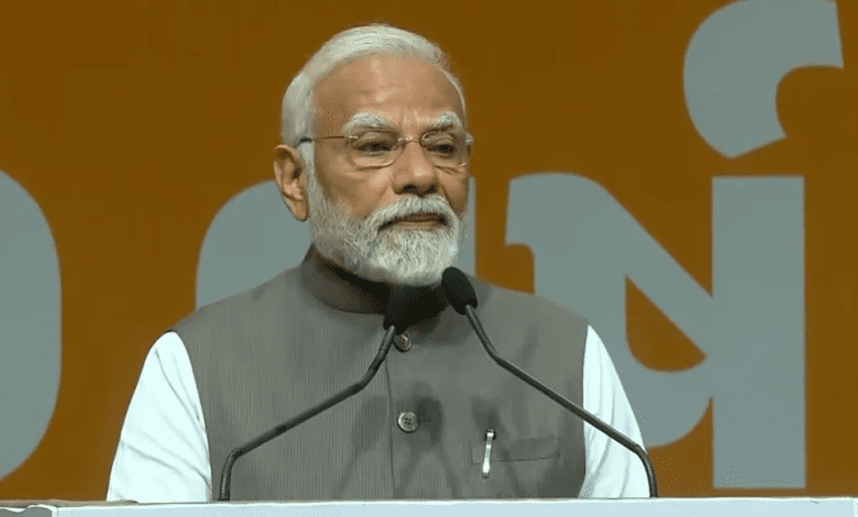 प्रधानमंत्री नरेंद्र मोदी अलीपुरद्वार में सिटी गैस परियोजना की आधारशिला रखते हुए