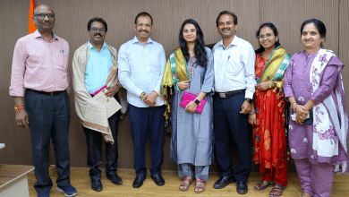 यूपीएससी टॉपर साई शिवानी को सम्मानित करते टीजीएसआरटीसी एमडी सज्जनार