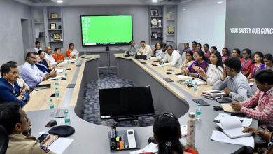 DCP सृजना कर्णम भरोसा केंद्रों की बैठक में महिला सुरक्षा पर बोलते हुए