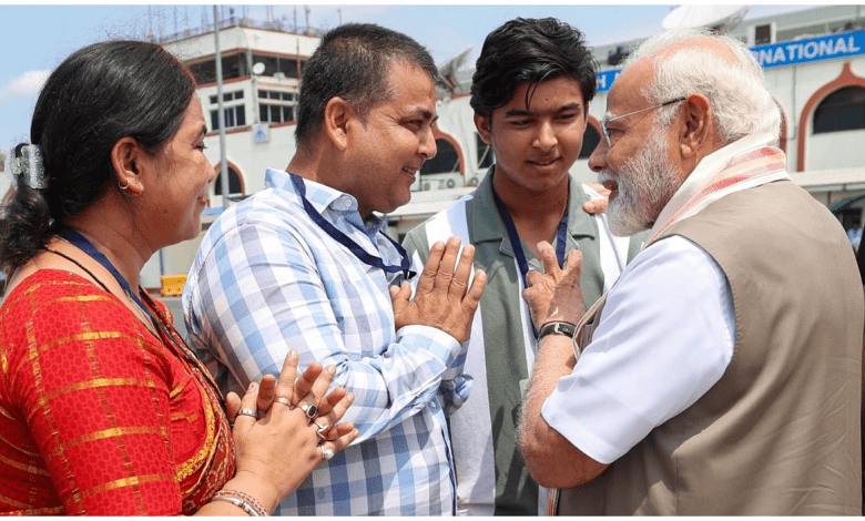 प्रधानमंत्री नरेंद्र मोदी ने पटना हवाई अड्डे पर 14 वर्षीय क्रिकेटर वैभव सूर्यवंशी से मुलाकात की और उन्हें शुभकामनाएं दीं।