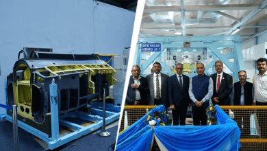 वीईएम टेक्नोलॉजीज द्वारा निर्मित तेजस एमके1ए का सेंटर फ्यूजलेज एचएएल को सौंपते हुए।