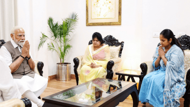 प्रधानमंत्री नरेंद्र मोदी कानपुर में शुभम द्विवेदी के परिजनों से मुलाकात करते हुए।