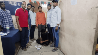 हैदराबाद आबकारी पुलिस द्वारा पकड़े गए ड्रग्स तस्करों के साथ जब्त नशीले पदार्थ