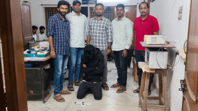 कुतुबुल्लापुर में एलएसडी के साथ गिरफ्तार युवक की पुलिस गिरफ्त में तस्वीर