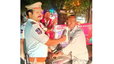 साइबराबाद ट्रैफिक पुलिस शराबी वाहन चालकों की जांच करती हुई