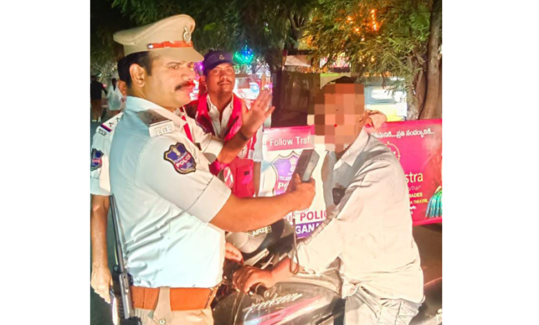 साइबराबाद ट्रैफिक पुलिस शराबी वाहन चालकों की जांच करती हुई