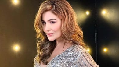 कंगना शर्मा बोल्ड लुक में कैमरे के सामने पोज़ देती हुईं