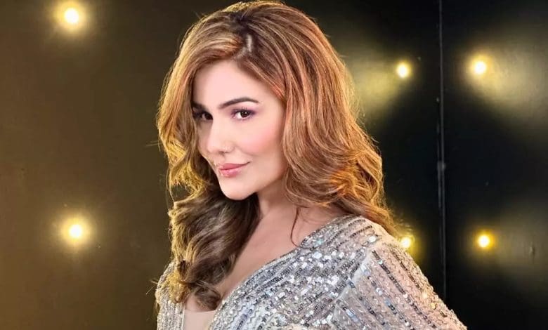 कंगना शर्मा बोल्ड लुक में कैमरे के सामने पोज़ देती हुईं