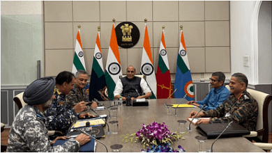 राजनाथ सिंह CDS और सेना प्रमुखों के साथ सुरक्षा बैठक करते हुए