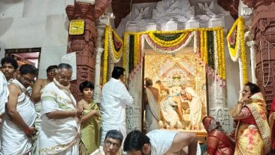 श्री शांतिनाथ जैन महाअभिषेक का दिव्य आयोजन दृश्य