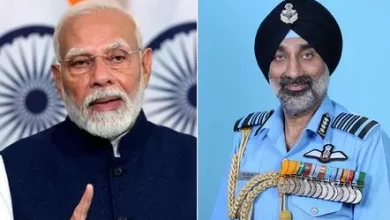 वायुसेना प्रमुख प्रधानमंत्री नरेंद्र मोदी से मुलाकात करते हुए