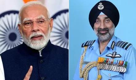 वायुसेना प्रमुख प्रधानमंत्री नरेंद्र मोदी से मुलाकात करते हुए