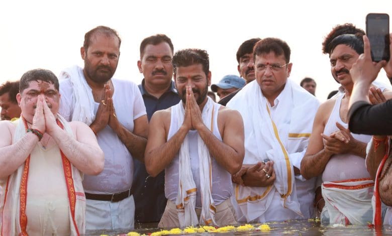 मुख्यमंत्री रेवंत रेड्डी ने कालेश्वरम के विकास की योजना बनाई और सरस्वती पुष्कर में भाग लेकर मंदिर में 17 फुट की प्रतिमा का अनावरण किया।