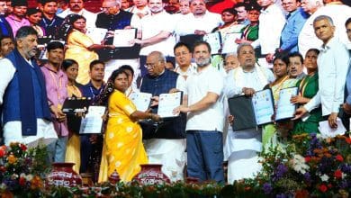 कांग्रेस की गारंटी योजनाएं महिलाओं और गरीबों को राहत देती हैं, जिससे जनता को मुफ्त बिजली, अनाज और आर्थिक मदद मिल रही है।