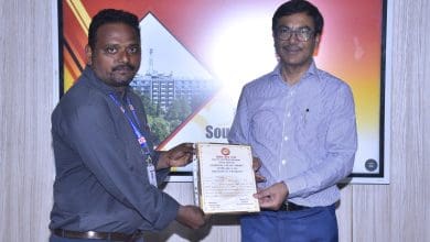 रेल निलयम में सुरक्षा समीक्षा बैठक के दौरान सम्मानित किए गए कर्मचारी