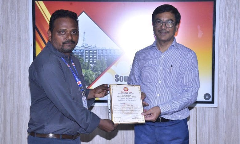 रेल निलयम में सुरक्षा समीक्षा बैठक के दौरान सम्मानित किए गए कर्मचारी